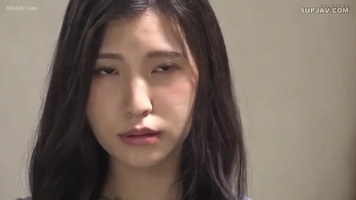 脸部特写 · 便服 · 房间