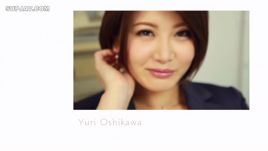 室内 · 柔和 · 面部特写 · 深色西装外套