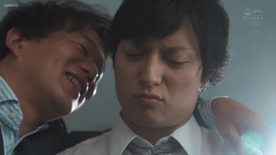 室内 · 脸部特写 · 亲密接触 · 商务装 · 为难 · 男同 · 搂肩