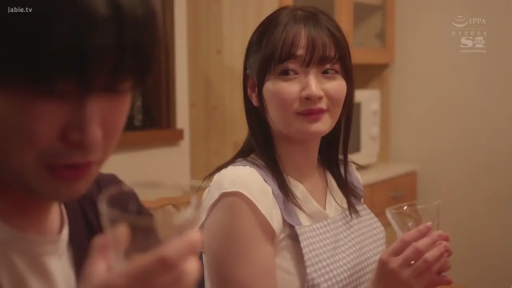 厨房 · 围裙 · 含情脉脉 · 格纹围裙 · 女性面部特写 · 酒杯