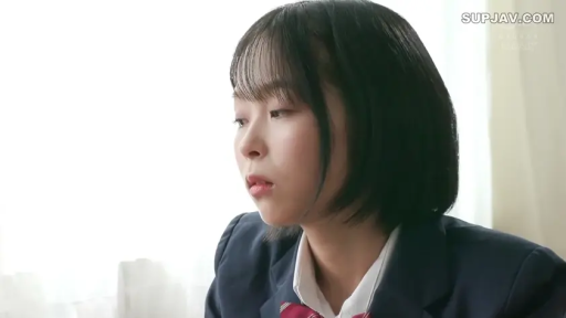 室内 · 坐姿 · 脸部特写 · 平静 · 制服 · 注视 · 短发