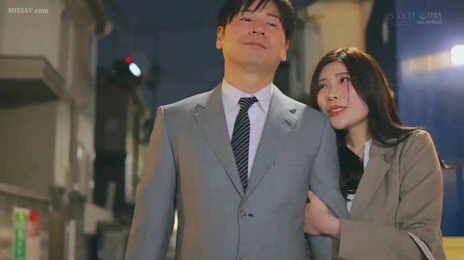 半身 · 散步 · 夜景 · 室外街道 · 商务西装 · 挽手 · 欣慰