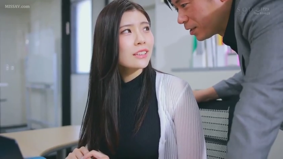 坐姿 · 办公室 · 办公椅 · 微笑 · 半身 · 职业装 · 交流 · 职场