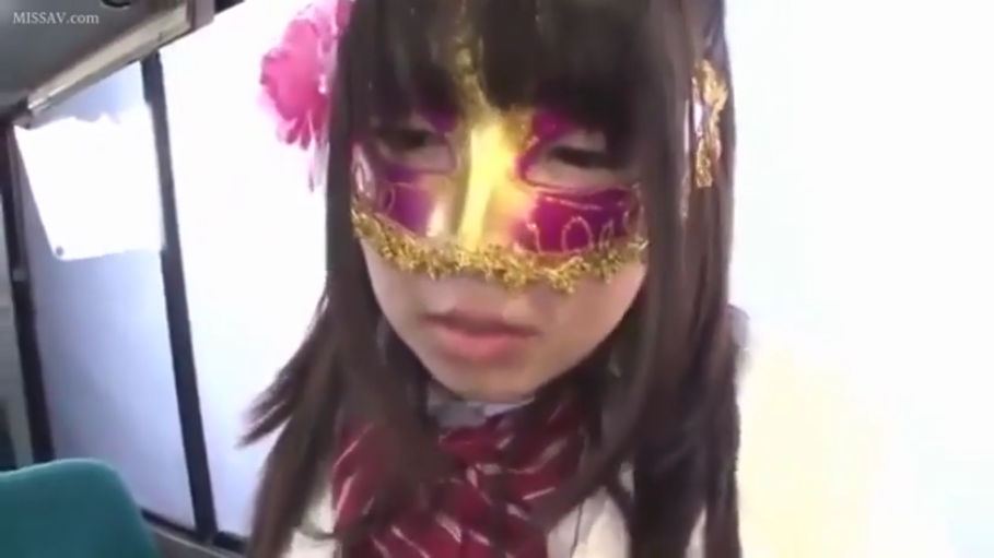 坐姿 · 脸部特写 · 制服 · 公共汽车