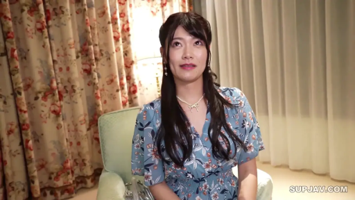 室内 · 坐姿 · 微笑 · 半身 · 注视 · 碎花连衣裙