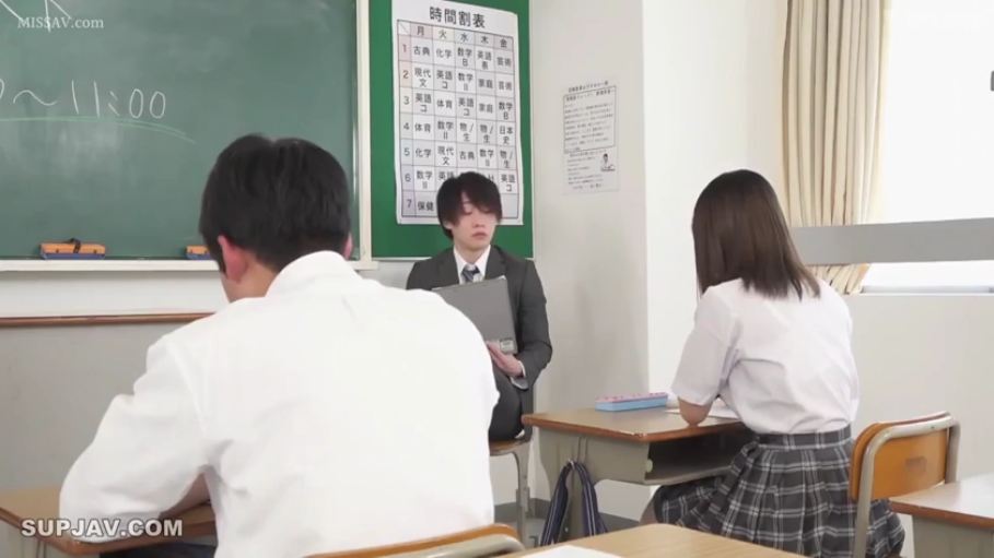教室 · 文件夹 · 白色校服衬衫 · 面无表情