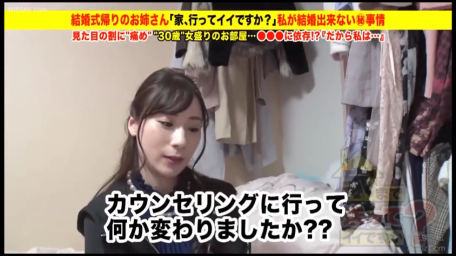 坐姿 · 忧郁 · 卧室 · 半身 · 连衣裙 · 熟女 · 访谈 · 衣架