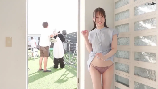 从容 · 阳台 · 浅蓝色短袖上衣 · 拍摄现场 · 女性腰部