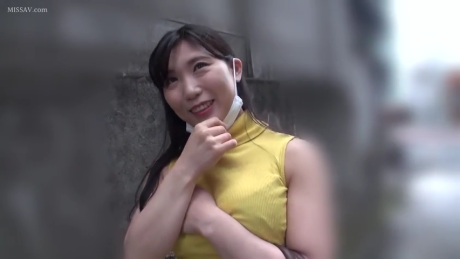 站姿 · 微笑 · 户外 · 口罩 · 半身像 · 黄色无袖上衣 · 街头实拍 · 摘下口罩