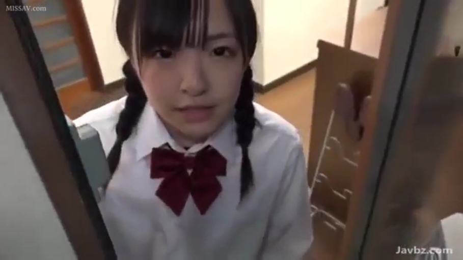注视镜头 · 面部特写 · 室内走廊 · 白色学生衬衫