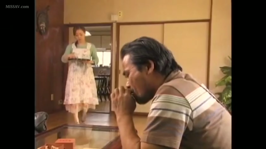 日式客厅 · 围裙 · 女性穿浅绿色长袖上衣搭配花纹围裙 · 男子表情严肃忧郁