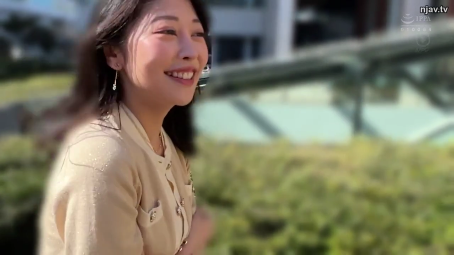 站立 · 面对镜头 · 耳环 · 近景 · 户外 · 日常 · 大笑 · 米色开衫