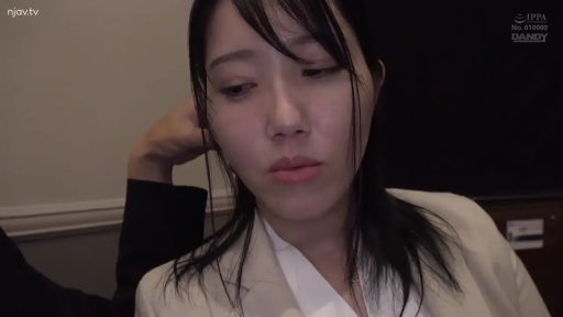 办公室 · 白色西装外套 · 面部特写 · 无奈