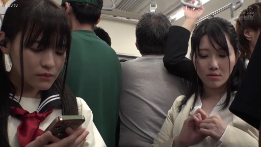若有所思 · 职业小西装 · 地铁 · 人物面部特写 · 人多拥挤