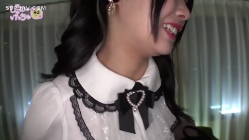 室内 · 侧脸特写 · 侧身站立 · 地雷系服装