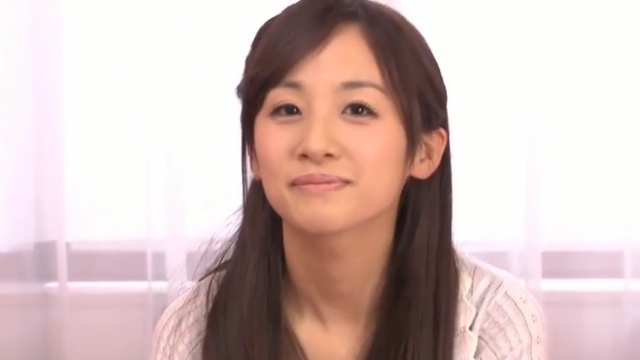 室内 · 微笑 · 注视镜头 · 头部特写 · 正面 · 亚洲女性 · 白色针织衫