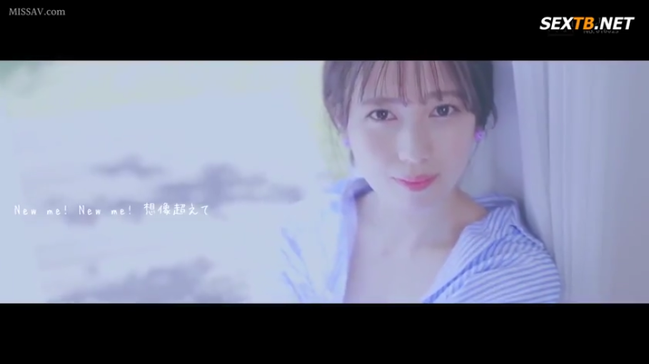 脸部特写 · 字幕 · 深情注视 · 室内窗边 · 蓝色条纹衬衫