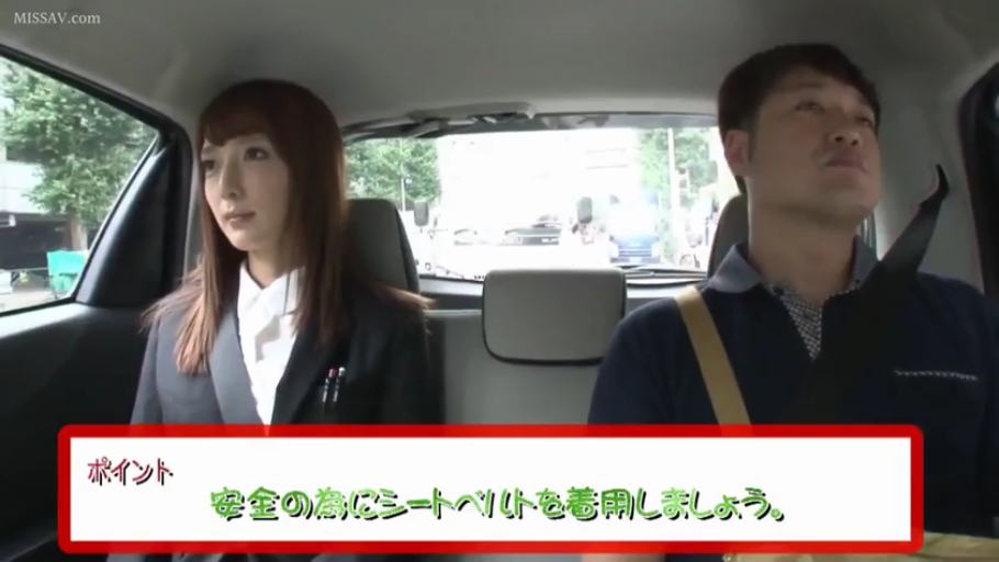 平静 · 汽车后座 · 人物面部特写 · 钢笔 · 男子穿深色POLO衫 · 屏幕下方带有日文安全提示字幕