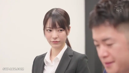 审视 · 办公室 · 黑色西装外套 · 女职员脸部特写