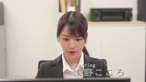 平静 · 办公室 · 黑色职业西装 · 面部特写