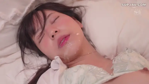 脸部特写 · 卧室 · 蕾丝内衣 · 仰卧