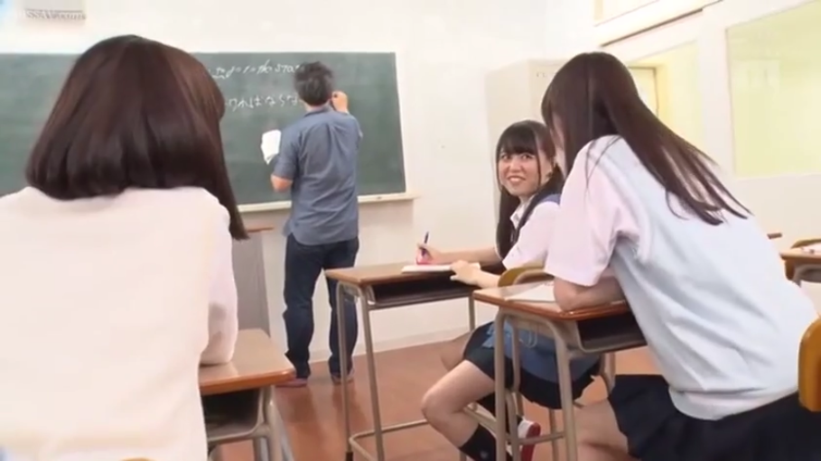 制服上衣 · 教室 · 偷笑 · 笔记本 · 学生脸部表情特写