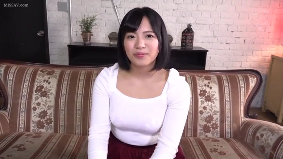 室内 · 坐姿 · 上半身 · 白色紧身衣