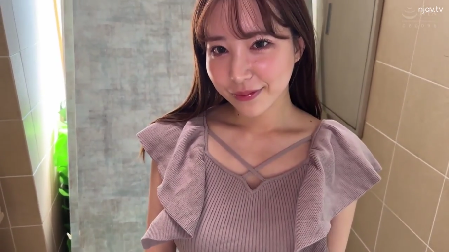 室内 · 半身特写 · 注视镜头 · 长发 · 甜美微笑 · 正面站立 · 紫色荷叶边针织衫