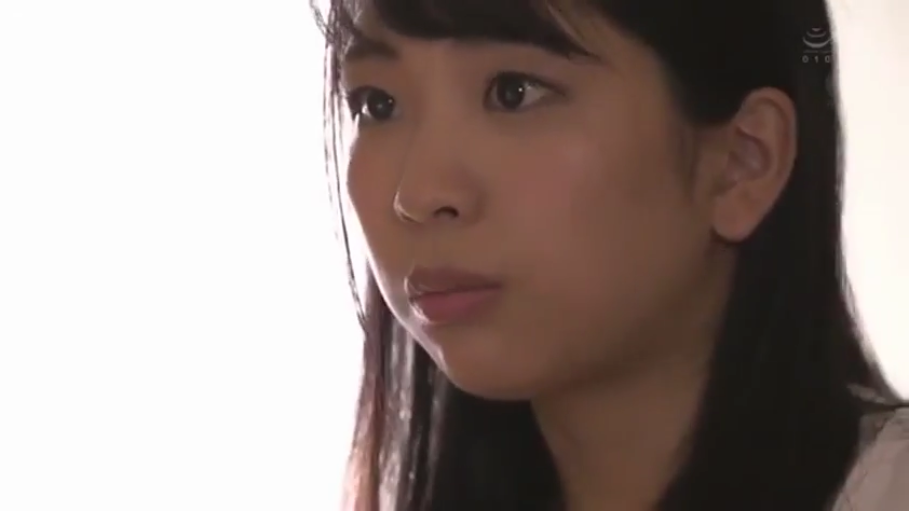 室内 · 若有所思 · 脸部特写 · 白色上衣