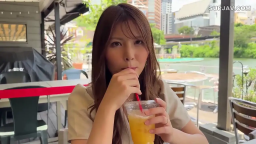 坐姿 · 脸部特写 · 平静 · 便服 · 户外 · 喝饮料 · 塑料杯 · 露天餐厅