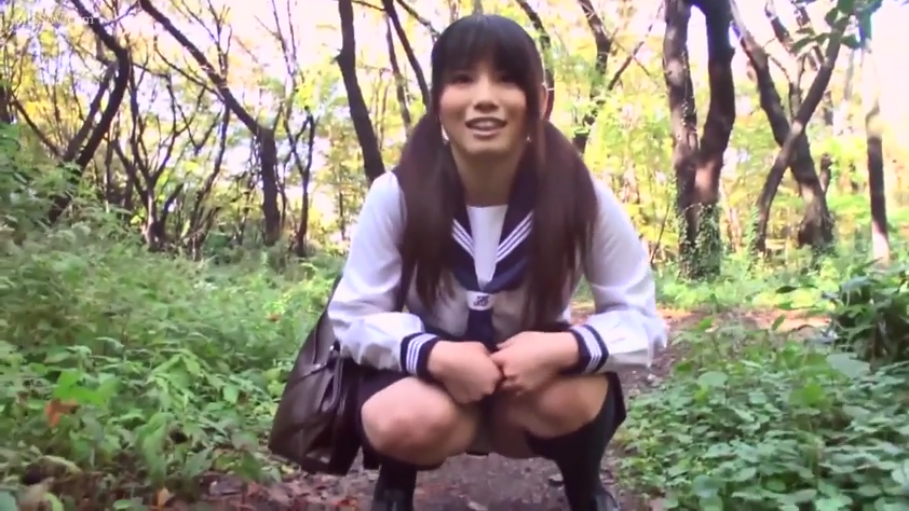 中景 · 户外 · 水手服 · 蹲下