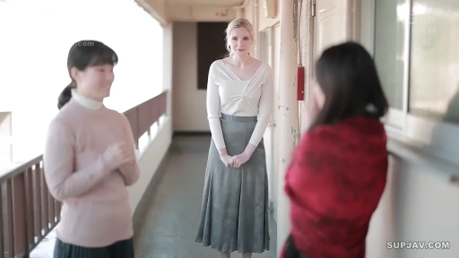 站立 · 微笑 · 远景 · 走廊 · 交流 · 多人 · 日常装