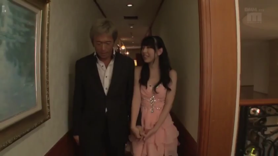 微笑 · 酒店 · 粉色晚礼裙 · 中景镜头