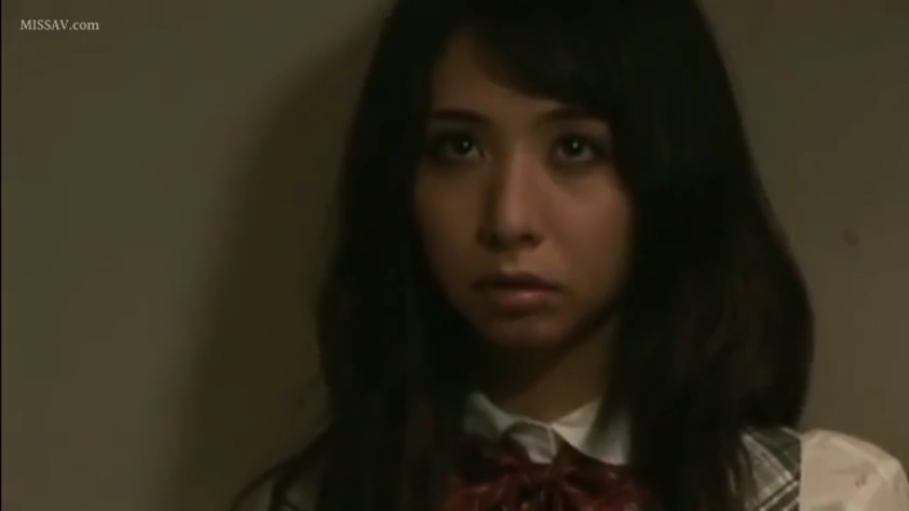 室内 · 格子制服背心 · 面部特写 · 有些紧张