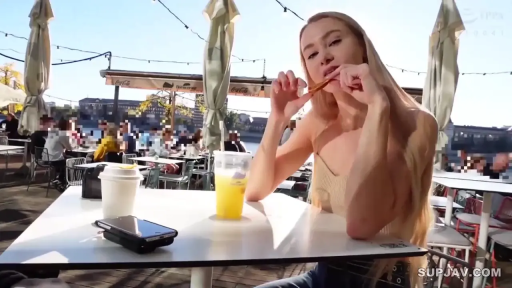 坐姿 · 半身特写 · 诱惑 · 针织吊带 · 冷饮 · 户外餐厅 · 长金发 · 挑逗性进食