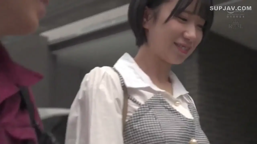 交谈 · 脸部特写 · 站立 · 微笑 · 户外 · 短发 · 单肩包 · 格纹背心裙