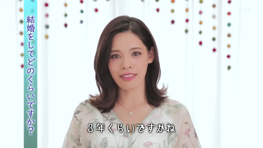 室内 · 自然平静 · 面部特写 · 日语字幕 · 项链 · 浅色印花连身裙