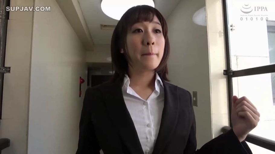 严肃 · 站立 · 职业装 · 注视 · 上半身 · 职场 · 室内走廊