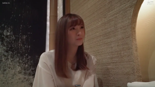 室内 · 坐姿 · 微笑 · 面部特写 · 白色上衣 · 凝视 · 长发