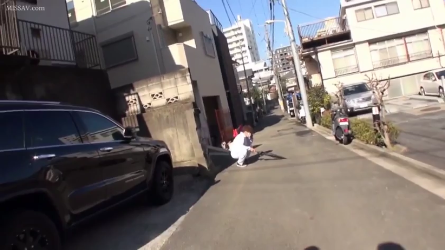 白色衣物 · 伞 · 开阔视角 · 日本居民区街道