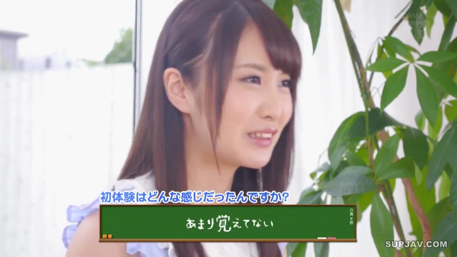 室内 · 坐姿 · 交谈 · 盆栽 · 微笑 · 头部 · 采访 · 浅色无袖上衣