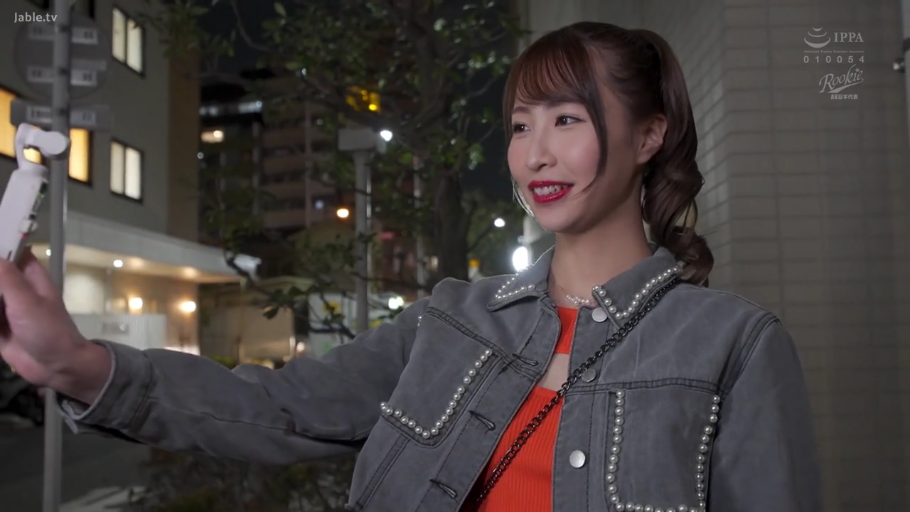 中景 · 夜景 · 甜美微笑 · 户外街头 · 手持云台 · 侧身持机 · 拍摄视频 · 灰色牛仔夹克