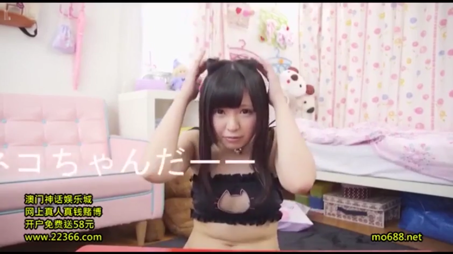 坐姿 · 卧室 · 自然 · 半身 · 日系 · 猫耳发箍 · 整理头发 · 黑色猫咪开胸装