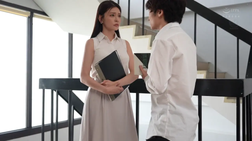 全身 · 忧郁 · 站姿 · 楼梯间 · 对话 · 文件夹 · OL · 无袖连衣裙