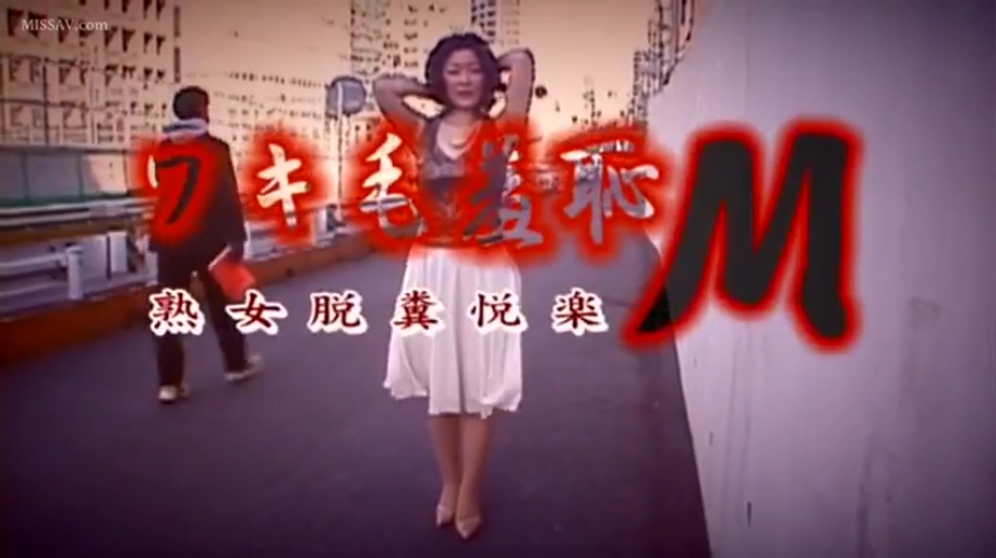 无袖上衣 · 从容 · 天桥 · 人物全身特写 · 暖色调滤镜 · 文字遮盖物