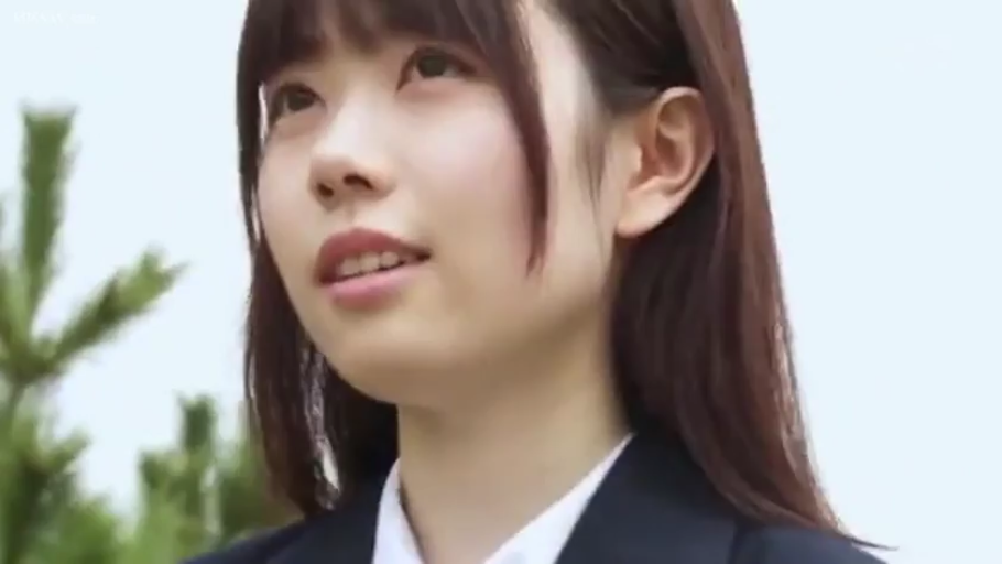 校服西装外套 · 面部特写 · 树林旁 · 略带困惑
