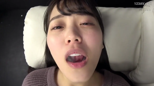 张开的嘴 · 床上 · 眼含泪水 · 深喉 · 深紫色针织衫 · 泪眼婆娑