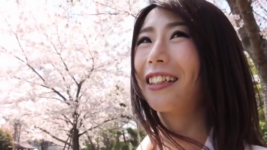 脸部特写 · 白色上衣 · 正面 · 户外樱花林