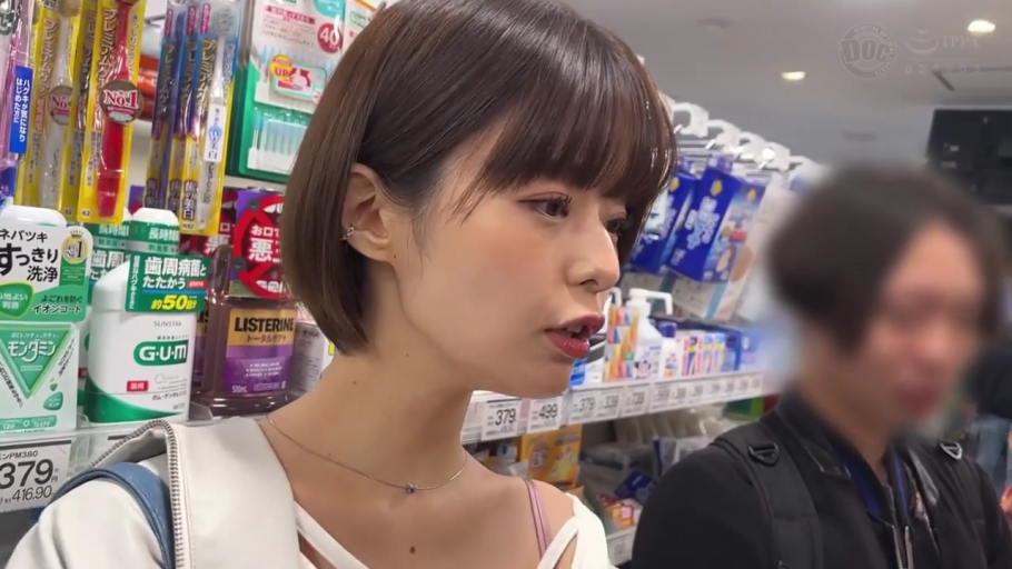 交谈中 · 人物面部特写 · 药妆店 · 细肩带内搭