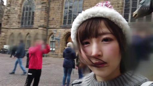 委屈 · 脸部特写 · 站姿 · 凝视 · 针织衫 · 户外 · 路人 · 毛线帽